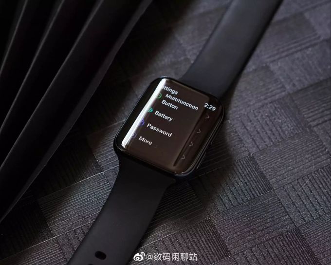 Die Smartwatch von Oppo liegt auf einer dunklen Fläche. Oppo Smartwatch Schwarz Fläche