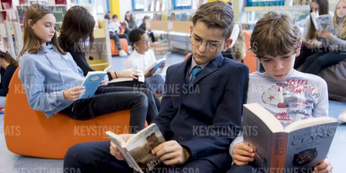 Geschlechter-Klischees entmutigen Jungs beim Lesen. Buben lesen Schule