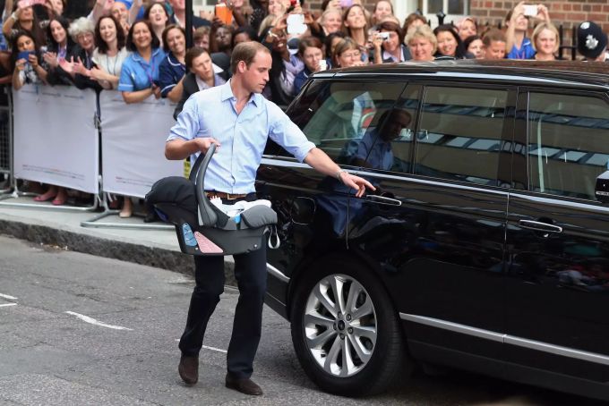 Gut geklappt, dank vorherigem Üben! Prinz William befestigt Prinz George das erste Mal in einem Auto. Prinz William Kate