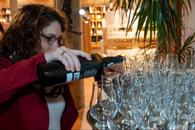 Pia Hurter (Leiterin Vinothek) bereitet die dritte Runde vor