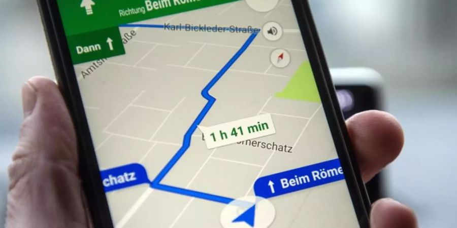 Die Navigationssoftware Google Maps läuft auf einem Smartphone. Foto: picture alliance / Armin Weigel/dpa