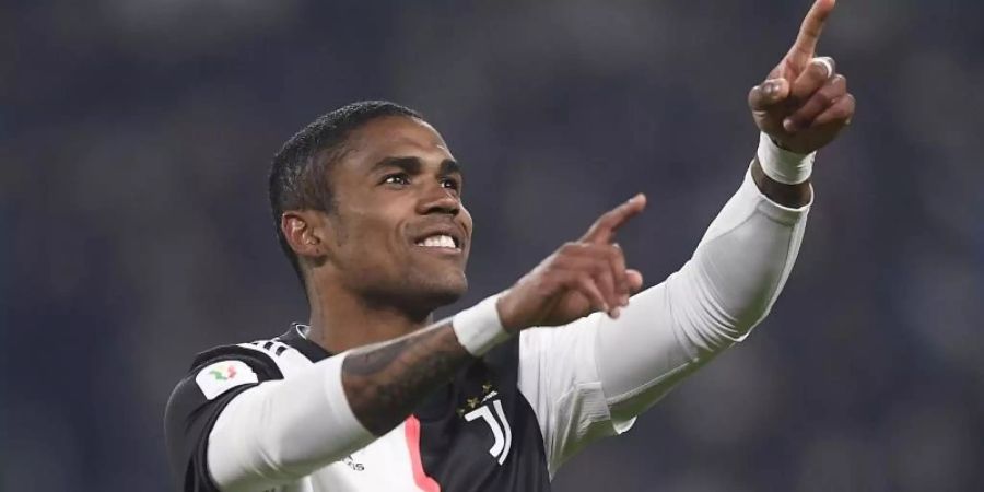 Douglas Costa feiert seinen Treffer zum 4:0 für Juventus Turin. Foto: Fabio Ferrari/Lapresse/Lapresse via ZUMA Press/dpa