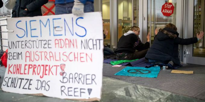 Gegen Kohlebergwerk - Klima-Aktivisten protestieren vor Siemens-Gebäude