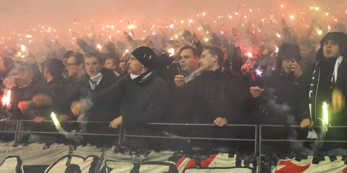 Die Eintracht-Fans zünden Wunderkerzen im Europa-League-Spiel gegen Apollon Limassol im Jahr 2018. Eintracht Frankfurt