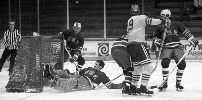 Die USA und Schweden während einem Spiel an der WM 1971 in der Schweiz. Eishockey WM