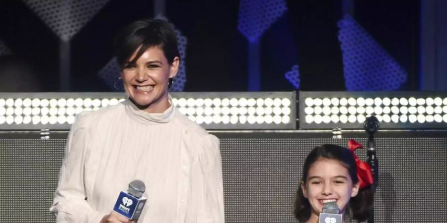 Schauspielerin Katie Holmes und ihre Tochter Suri Cruise bei einem Auftritt im Madison Square Garden. Foto: Evan Agostini/Invision/AP/dpa