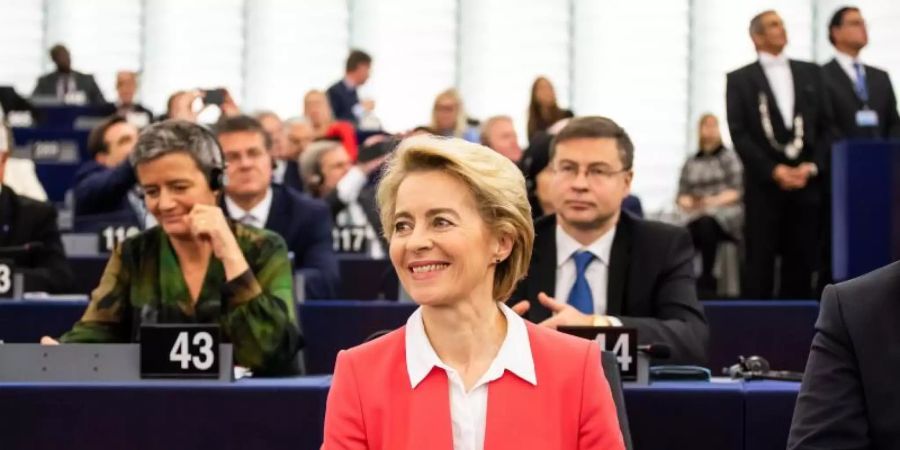 Ursula von der Leyen freut sich nach der gewonnen Abstimmung über ihre Kommission. Foto: Philipp von Ditfurth/dpa