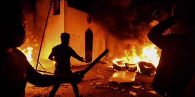 In heiliger Stadt - Demonstranten im Irak zünden iranisches Konsulat an