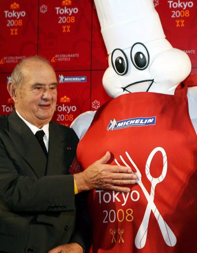 Michel Rollier, CEO von Michelin,mit Maskottchen. Am 14. März 2007 wurde die erste Ausgabe für den Tokioter Guide Michelin angekündigt. (Archivbild) Guide Michelin