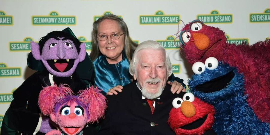 Caroll Spinney mit Figuren aus der Sesamstrasse