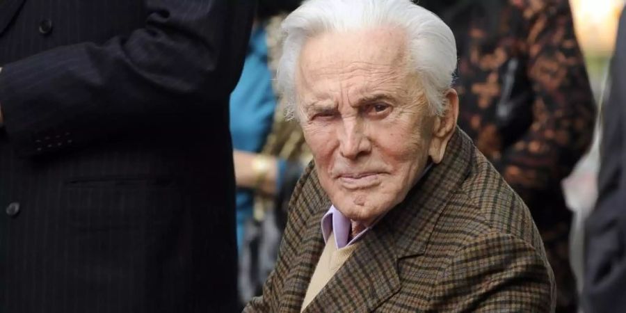 Kirk Douglas 2011 auf dem Hollywood Walk of Fame. Der Schauspieler wird am 9. Dezember 103 Jahre alt. Foto: Paul Buck/EPA FILE/dpa