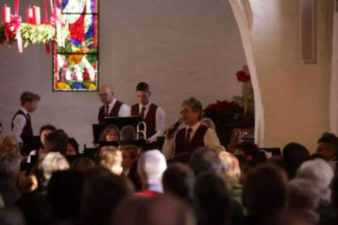 Eine Musikerin spielt die gestrenge Grosstante im Stück von Jürg Meienberg