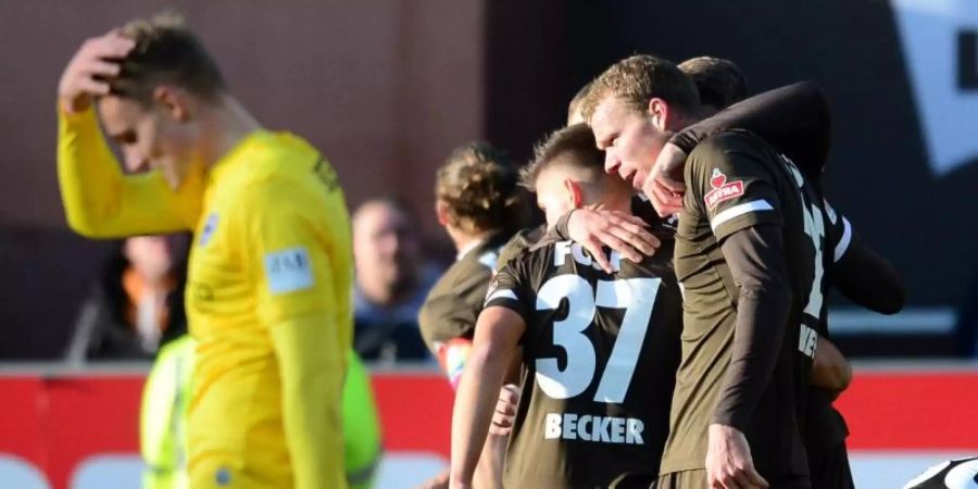 Die Spieler des FC St. Pauli feiern den Sieg gegen Arminia Bielefeld. Foto: Daniel Bockwoldt/dpa