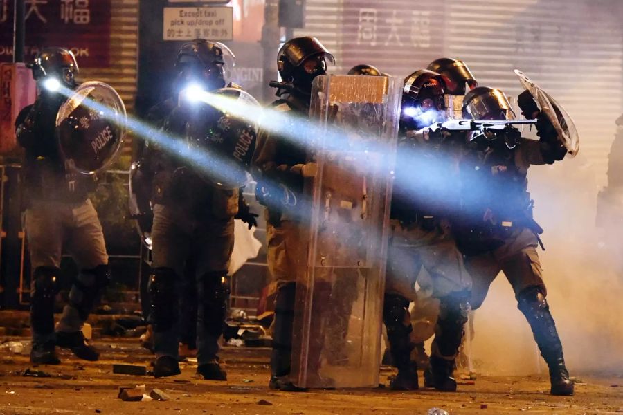 Die Auseinandersetzungen zwischen Demonstrierenden und Polizei spitzen sich mehr und mehr zu.