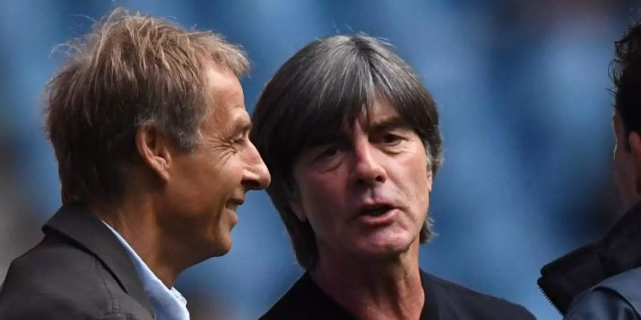 Joachim Löw (r) war Assistent von Jürgen Klinsmann beim deutschen Nationalteam, bis er 2006 selbst als Bundestrainer übernahm. Foto: Robert Michael/zb/dpa