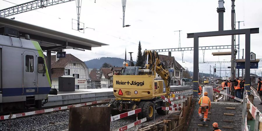 In der Schweiz werden derzeit zahlreiche Bahnhöfe umgebaut, damit sie barrierefreie Zugänge zu den Perrons und Einstiege in die Züge haben, wie hier in Konolfingen BE. (Archivbild)