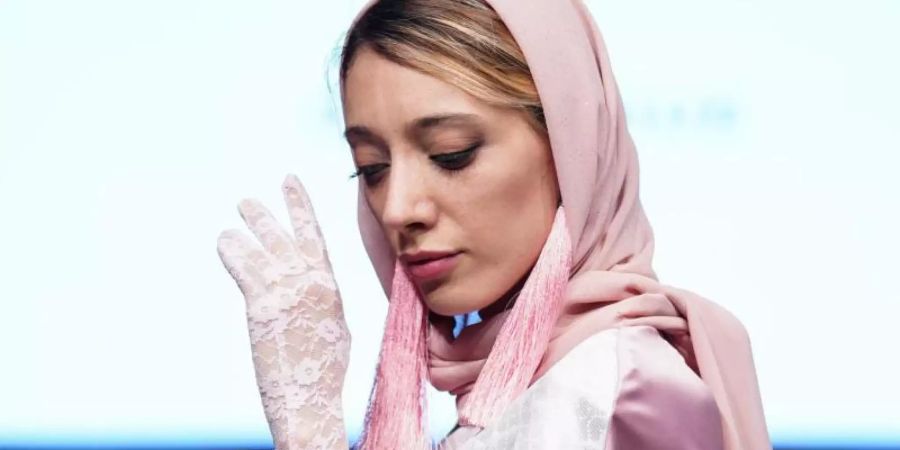 Ein Model präsentiert eine Kreation des Labels Chantique auf der Torino Fashion Week. Das Angebot an schicker Mode für gläubige Muslimas lässt teils noch zu wünschen übrig. Die Labels haben «Modest Fashion» als Markt entdeckt - aber vielen fehlt noch ein Gespür für zurückhaltende, modische Looks. Foto: Islamic Fashion and Design Council