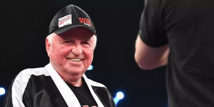 Kann sich mit dem Gedanken an den Ruhestand noch nicht anfreunden: Boxtrainer Ulli Wegner. Foto: Patrick Seeger/dpa