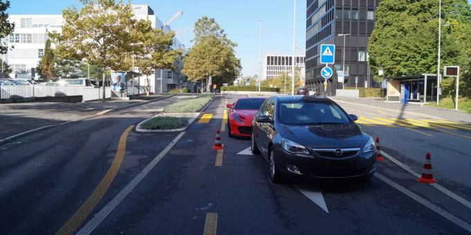 Fussgänger von Auto erfasst Fussgänger von Auto erfasst