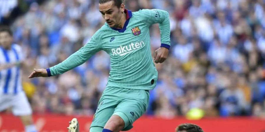 Barcelonas Antoine Griezmann (l) und Real S. San Sebastiáns Torwart Alex Remiro im Zweikampf. Foto: Alvaro Barrientos/AP/dpa