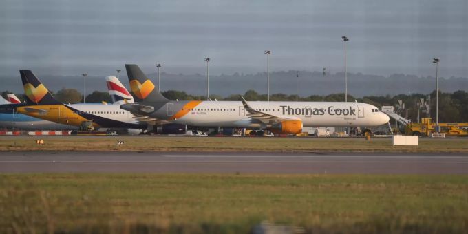 Ein Airbus A321 der Fluggesellschaft Condor mit dem Design des Tourismuskonzerns Thomas Cook steht auf dem Rollfeld am Gatwick Airport in Sussex. condor flugdienst