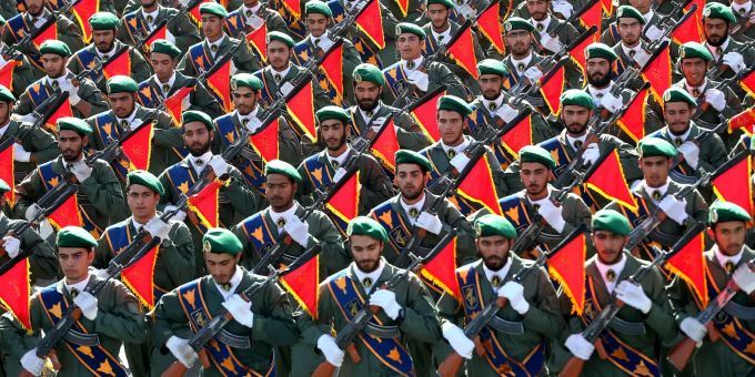 Mitglieder der iranischen Revolutionsgarde nehmen an einer Militärparade teil. (Archivbild) Mittlerer Osten Iran