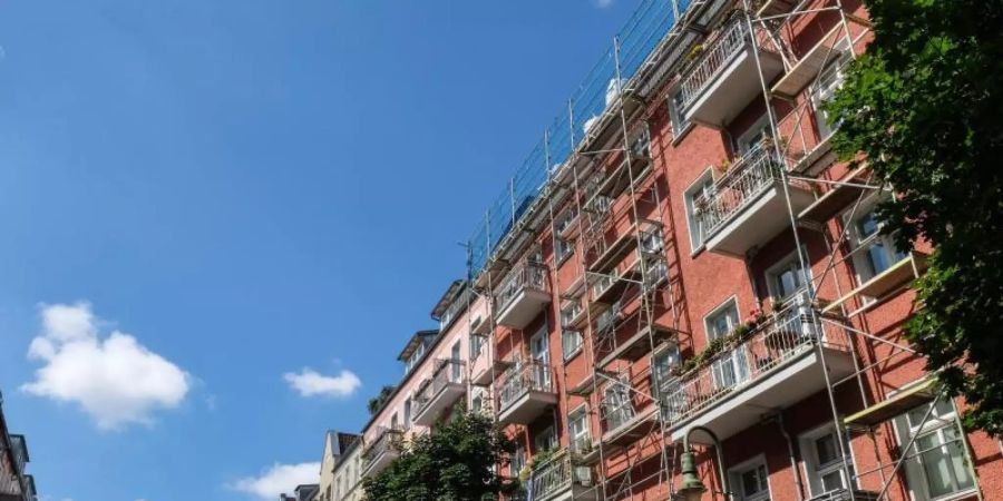 Sanierte und zum Teil eingerüstete Wohnhäuser im Berliner Prenzlauer Berg. Der geplante Berliner Mietendeckel lässt sich laut Städtetagspräsident Burkhard Jung nicht auf andere Grossstädte kopieren. Foto: Jens Kalaene/zb/dpa