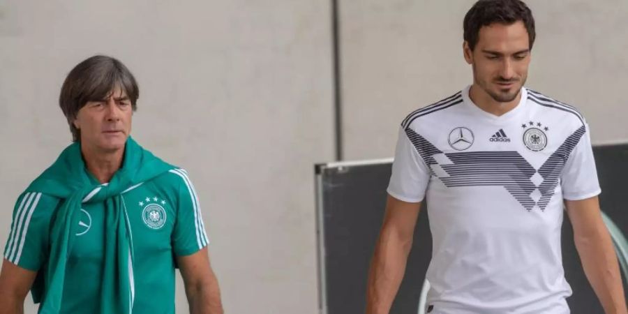 Die Rufe nach einer Rückker von Mats Hummels (r) in die Nationalmannschaft werden lauter. Foto: Peter Kneffel/dpa