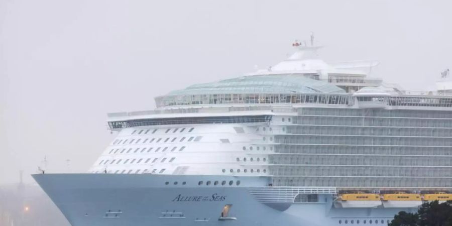 Wegen eines waghalsigen Selfies auf einem Luxusschiff hat eine Reederei ihrer Passagierin lebenslanges Kreuzfahrt-Verbot erteilt. Foto: Vesa - MattiVaara/epa/dpa