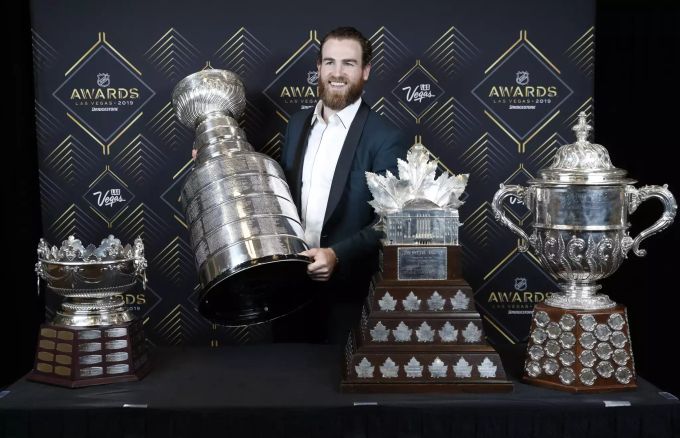 St. Louis Blues' Ryan O'Reilly posiert mit seinen letztjährigen Trophäen. Darunter ist die Selke Trophy (l.). Hat auch Nico Hischier das Zeug zu dieser Auszeichnung? Players To Watch Hockey