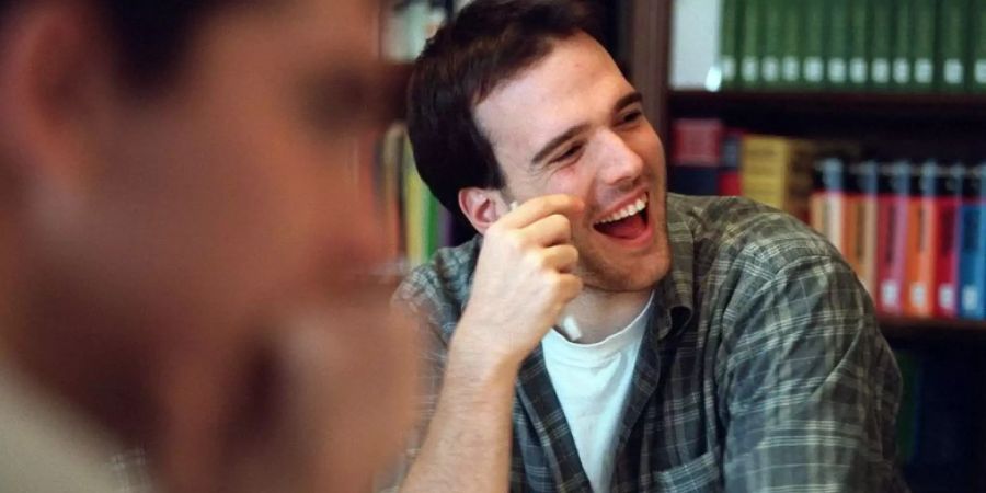 Wer eine tertiäre Ausbildung beginnt, hat gut lachen. Fachhochschulabschlüsse, Eidgenössische Fachausweise und Eidgenössische Diplome steigern die Chancen auf eine Führungsposition signifikant. (Symbolbild)