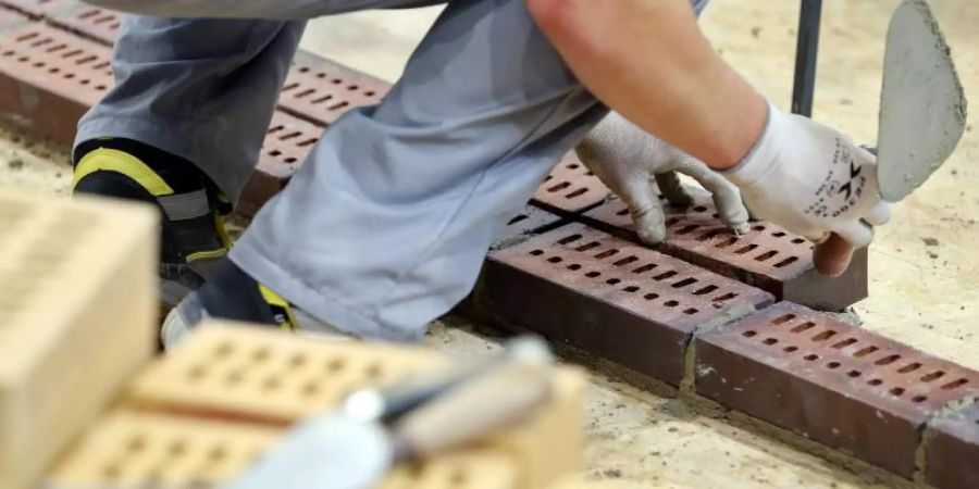 Der Boom im Handwerk hält an - Kunden müssen deswegen lange auf einen Handwerker warten. Foto: Jan Woitas/zb/dpa