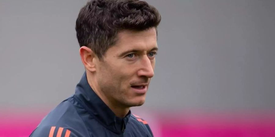 Muss sich überlegen, wann er sich an der Leiste operieren lässt: Bayern-Stürmer Robert Lewandowski. Foto: Sven Hoppe/dpa
