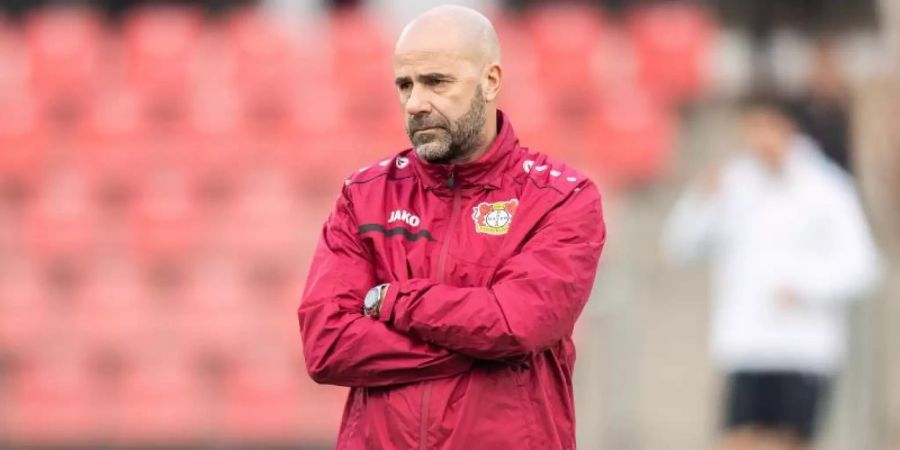 Leverkusens Trainer Peter Bosz hat die Hoffnung auf das Weiterkommen pflichtschuldig nicht aufgegeben. Foto: Marcel Kusch/dpa