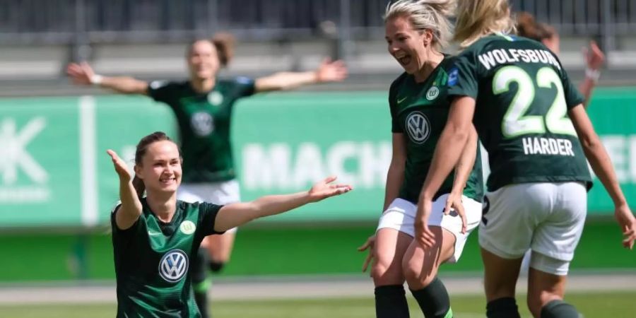 Derzeit nicht zu stoppen: Wolfsburgs Pernille Harder (r) lässt sich feiern. Foto: Peter Steffen/dpa