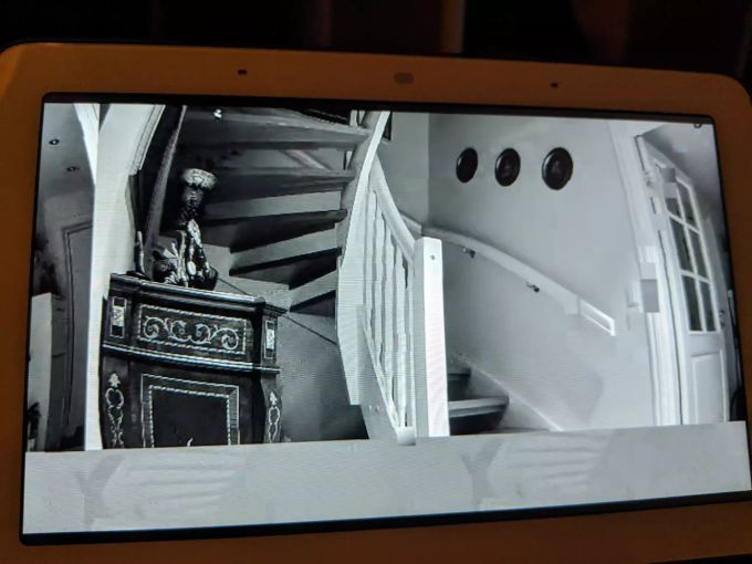 Hier ist die Treppe eines Haushaltes zu sehen. Treppe Xiaomi Google Nest