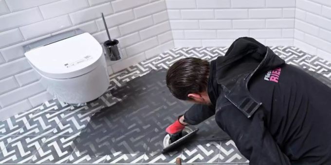Ein Handwerker bei der Arbeit. (Symbolbild) arbeit deutschland