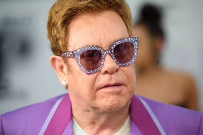 Elton John spendete eine Million Dollar für die Opfer der Brände. elton john