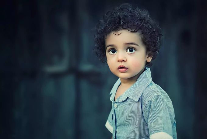 Kinder, die juristisch gesehen nur ein Elternteil haben, weil die Ko-Mutter sich nicht ebenfalls als Mutter eintragen lassen darf, sind rechtlich schlechter gestellt. Kind Junge Allein