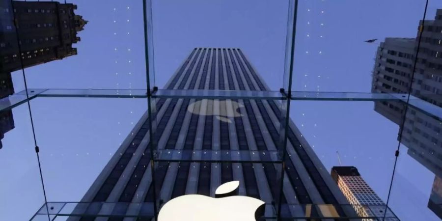 Das Logo von Apple hängt an dem Laden des Elektronikkonzerns in der Fith Avenue in New York. Foto: Mark Lennihan/AP/dpa