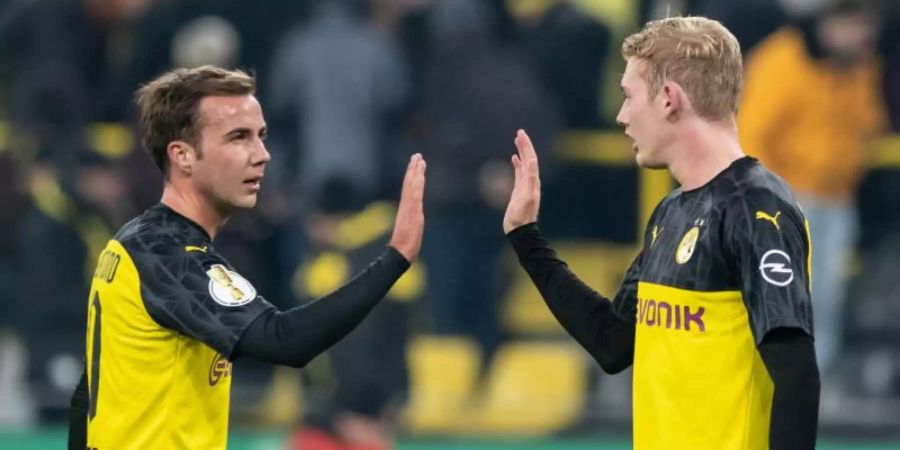 Dortmunds Mario Götze (l) und Julian Brandt klatschen ab. Foto: Bernd Thissen/dpa