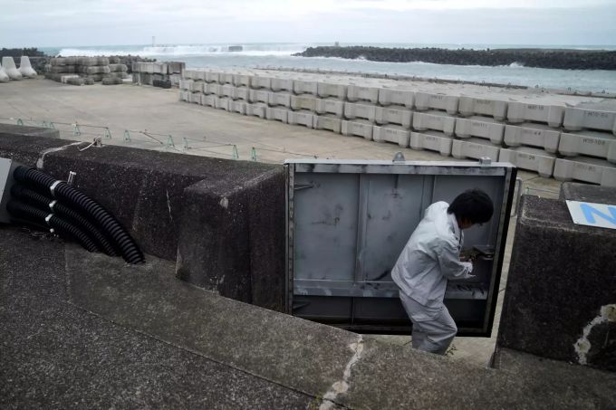 Ein Stadtbeamter schliesst die Tür eines Küstendeiches. Taifun «Hagibis» rückt in Richtung Tokio vor, wo an diesem Wochenende sintflutartige Regenfälle erwartet werden. wetter Taifun Japan