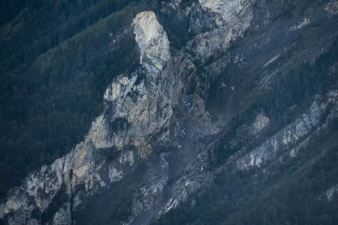 Die Axenstrasse bleibt nach einem Steinschlag gesperrt. steinschlag