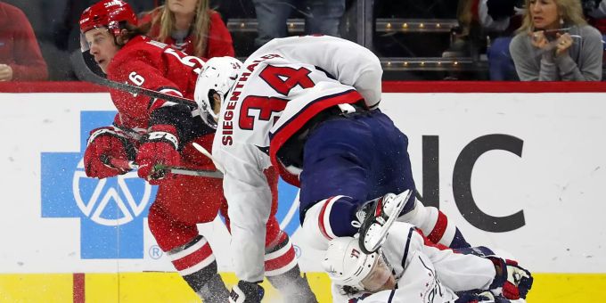 Jonas Siegenthaler (Mitte) gewinnt das Schweizer Duell in der NHL gegen Nino Niederreiter. NHL