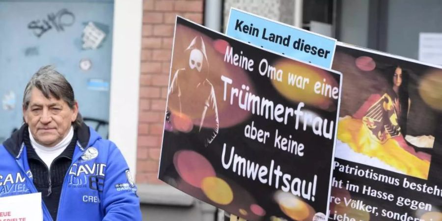 Demonstranten der AfD protestieren gegen Rundfunkgebühren und den WDR. Auslöser ist das satirische «Umweltsau»-Video. Foto: Roberto Pfeil/dpa
