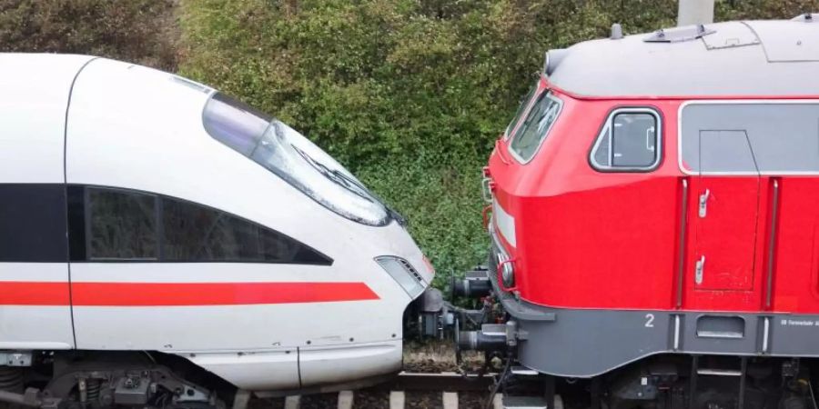 Eine Diesellok der Deutschen Bahn schleppt einen ICE ab, nachdem dieser in einen auf die Gleise gestürzten Baum gefahren war. Foto: Julian Stratenschulte