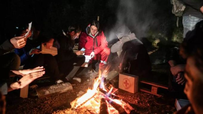 Eine Freiwillige des Roten Kreuzes hilft in einem Flüchtlingslager in Bosnien und Herzegowina. rotes kreuz flüchtlinge lager