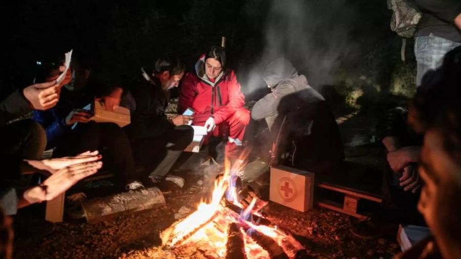 rotes kreuz flüchtlinge lager