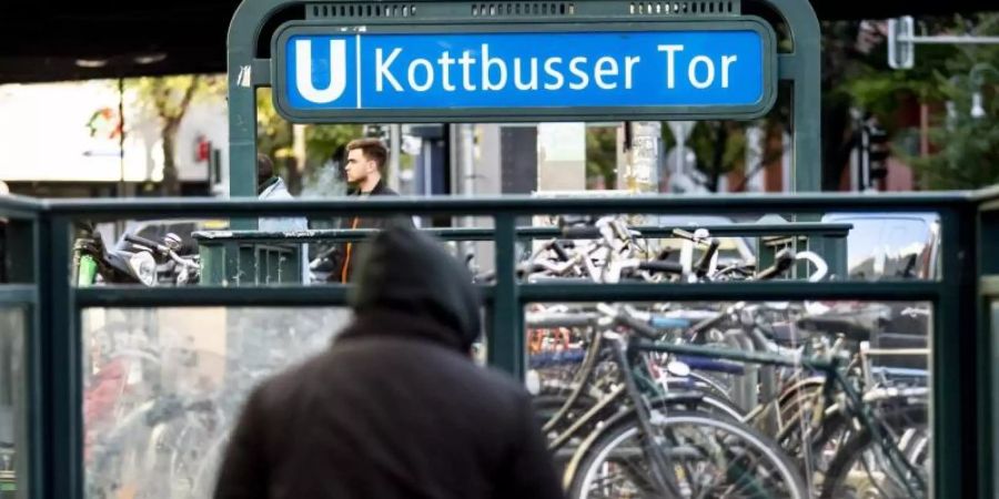 Ein Mann geht eine Treppe zum U-Bahnhof Kottbusser Tor hinunter (Archiv). Ein vermeintlicher Tatverdächtiger ist nach dem tödlichen Stoss eines 30-Jährigen vor eine U-Bahn wieder freigelassen worden. Foto: Christoph Soeder/dpa/Archivbild