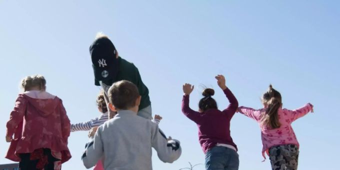 Kinder spielen miteinander. kinder